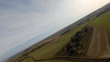 FPV insansız hava aracı kırsal alan ve çiftlik hayvanları üzerinde, güneşli İngiltere. geniş yeşil alanlar. 