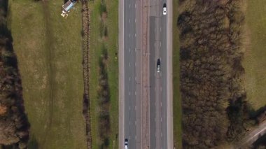 Otoyol trafiğinin ve geçen araçların yukarıdan görünüşü. İngiltere 'de güneşli bir gün. 