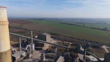 Büyük endüstriyel çimento üretim fabrikasının, büyük ölçekli bacaların ve altyapının insansız hava aracı görüntüleri. 