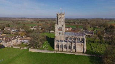 Büyük kilise katedralinin insansız hava aracı görüntüsü. Yüksek kuleler ve kırsal alan. İngiltere 'de melek mimarisi