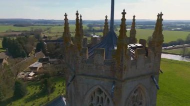 Büyük kilise katedralinin insansız hava aracı görüntüsü. Yüksek kuleler ve kırsal alan. İngiltere 'de melek mimarisi
