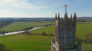 Büyük kilise katedralinin insansız hava aracı görüntüsü. Yüksek kuleler ve kırsal alan. İngiltere 'de melek mimarisi