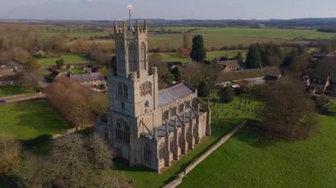 Büyük kilise katedralinin insansız hava aracı görüntüsü. Yüksek kuleler ve kırsal alan. İngiltere 'de melek mimarisi