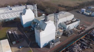 Büyük enerji santralinin havadan görünüşü, elektrik enerjisi üretimi, duman yığınları ve elektrik hatları, İngiltere. 