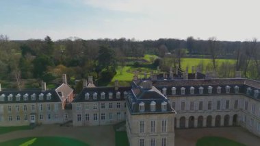 Büyük malikanenin havadan görünüşü. Büyük yeşil bir arazide Viktorya dönemi arazisi