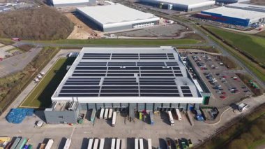 Büyük lojistik depoları ve dağıtım merkezleri, ağır yük kamyonları ve yükleme ambarları için hava aracı perspektifi, İngiltere