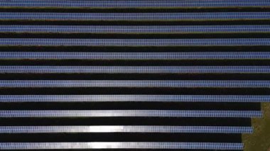 Büyük rüzgar türbini ve güneş paneli dizisinin hava aracı görüntüsü, yenilenebilir enerji santrali güneşli bahar sabahı Birleşik Krallık. Elektrik gücü..