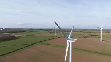 Büyük rüzgar türbini ve güneş paneli dizisinin hava aracı görüntüsü, yenilenebilir enerji santrali güneşli bahar sabahı Birleşik Krallık. Elektrik gücü..