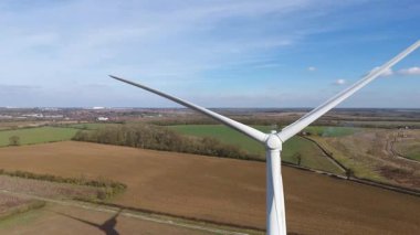 Büyük rüzgar türbini ve güneş paneli dizisinin hava aracı görüntüsü, yenilenebilir enerji santrali güneşli bahar sabahı Birleşik Krallık. Elektrik gücü..