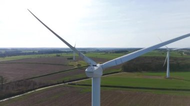 Büyük rüzgar türbini ve güneş paneli dizisinin hava aracı görüntüsü, yenilenebilir enerji santrali güneşli bahar sabahı Birleşik Krallık. Elektrik gücü..