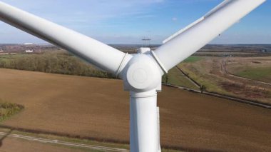 Büyük rüzgar türbini ve güneş paneli dizisinin hava aracı görüntüsü, yenilenebilir enerji santrali güneşli bahar sabahı Birleşik Krallık. Elektrik gücü..