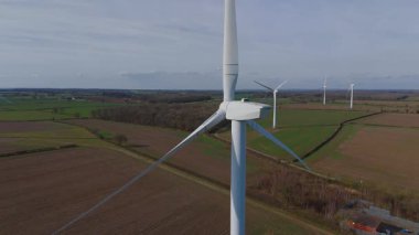 Büyük rüzgar türbini ve güneş paneli dizisinin hava aracı görüntüsü, yenilenebilir enerji santrali güneşli bahar sabahı Birleşik Krallık. Elektrik gücü..