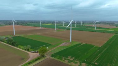 Büyük rüzgar türbinlerinin, kırsal yeşil alanlarda yenilenebilir elektrik enerjisi üreten yel değirmenlerinin, Biggleswade, Birleşik Krallık 'ın insansız hava aracı görüntüleri.