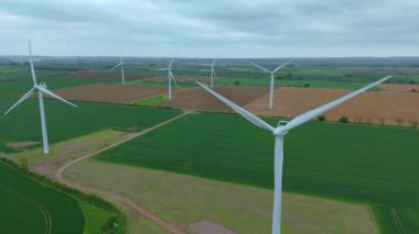 Büyük rüzgar türbinlerinin, kırsal yeşil alanlarda yenilenebilir elektrik enerjisi üreten yel değirmenlerinin, Biggleswade, Birleşik Krallık 'ın insansız hava aracı görüntüleri.