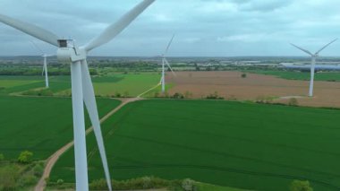 Büyük rüzgar türbinlerinin, kırsal yeşil alanlarda yenilenebilir elektrik enerjisi üreten yel değirmenlerinin, Biggleswade, Birleşik Krallık 'ın insansız hava aracı görüntüleri.
