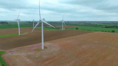 Büyük rüzgar türbinlerinin, kırsal yeşil alanlarda yenilenebilir elektrik enerjisi üreten yel değirmenlerinin, Biggleswade, Birleşik Krallık 'ın insansız hava aracı görüntüleri.