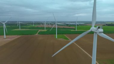 Büyük rüzgar türbinlerinin, kırsal yeşil alanlarda yenilenebilir elektrik enerjisi üreten yel değirmenlerinin, Biggleswade, Birleşik Krallık 'ın insansız hava aracı görüntüleri.