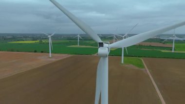 Büyük rüzgar türbinlerinin, kırsal yeşil alanlarda yenilenebilir elektrik enerjisi üreten yel değirmenlerinin, Biggleswade, Birleşik Krallık 'ın insansız hava aracı görüntüleri.