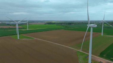 Büyük rüzgar türbinlerinin, kırsal yeşil alanlarda yenilenebilir elektrik enerjisi üreten yel değirmenlerinin, Biggleswade, Birleşik Krallık 'ın insansız hava aracı görüntüleri.