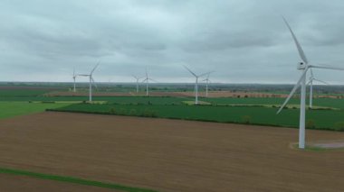 Büyük rüzgar türbinlerinin, kırsal yeşil alanlarda yenilenebilir elektrik enerjisi üreten yel değirmenlerinin, Biggleswade, Birleşik Krallık 'ın insansız hava aracı görüntüleri.