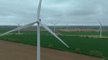 Büyük rüzgar türbinlerinin, kırsal yeşil alanlarda yenilenebilir elektrik enerjisi üreten yel değirmenlerinin, Biggleswade, Birleşik Krallık 'ın insansız hava aracı görüntüleri.