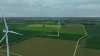 Büyük rüzgar türbinlerinin, kırsal yeşil alanlarda yenilenebilir elektrik enerjisi üreten yel değirmenlerinin, Biggleswade, Birleşik Krallık 'ın insansız hava aracı görüntüleri.