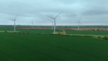 Büyük rüzgar türbinlerinin, kırsal yeşil alanlarda yenilenebilir elektrik enerjisi üreten yel değirmenlerinin, Biggleswade, Birleşik Krallık 'ın insansız hava aracı görüntüleri.