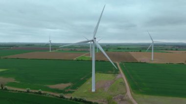 Büyük rüzgar türbinlerinin, kırsal yeşil alanlarda yenilenebilir elektrik enerjisi üreten yel değirmenlerinin, Biggleswade, Birleşik Krallık 'ın insansız hava aracı görüntüleri.