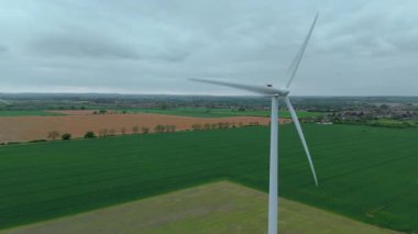 Büyük rüzgar türbinlerinin, kırsal yeşil alanlarda yenilenebilir elektrik enerjisi üreten yel değirmenlerinin, Biggleswade, Birleşik Krallık 'ın insansız hava aracı görüntüleri.