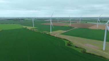 Büyük rüzgar türbinlerinin, kırsal yeşil alanlarda yenilenebilir elektrik enerjisi üreten yel değirmenlerinin, Biggleswade, Birleşik Krallık 'ın insansız hava aracı görüntüleri.