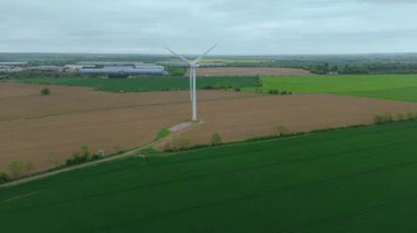 Büyük rüzgar türbinlerinin, kırsal yeşil alanlarda yenilenebilir elektrik enerjisi üreten yel değirmenlerinin, Biggleswade, Birleşik Krallık 'ın insansız hava aracı görüntüleri.