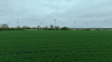 Büyük rüzgar türbinlerinin, kırsal yeşil alanlarda yenilenebilir elektrik enerjisi üreten yel değirmenlerinin, Biggleswade, Birleşik Krallık 'ın insansız hava aracı görüntüleri.