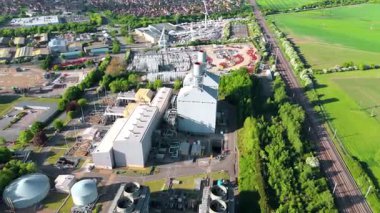 Büyük enerji santralinin hava aracı görüntüsü, elektrik üretimi, bacalar, türbinler ve tren hatları, Küçük Barford, İngiltere 'de ateşlenen kömür