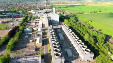 Büyük enerji santralinin hava aracı görüntüsü, elektrik üretimi, bacalar, türbinler ve tren hatları, Küçük Barford, İngiltere 'de ateşlenen kömür