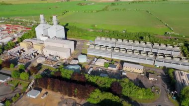 Büyük enerji santralinin hava aracı görüntüsü, elektrik üretimi, bacalar, türbinler ve tren hatları, Küçük Barford, İngiltere 'de ateşlenen kömür