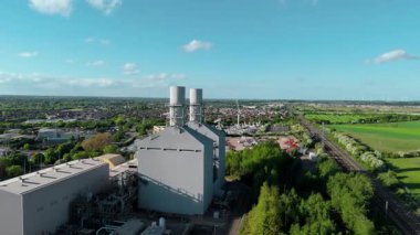 Büyük enerji santralinin hava aracı görüntüsü, elektrik üretimi, bacalar, türbinler ve tren hatları, Küçük Barford, İngiltere 'de ateşlenen kömür
