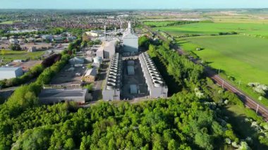 Büyük enerji santralinin hava aracı görüntüsü, elektrik üretimi, bacalar, türbinler ve tren hatları, Küçük Barford, İngiltere 'de ateşlenen kömür