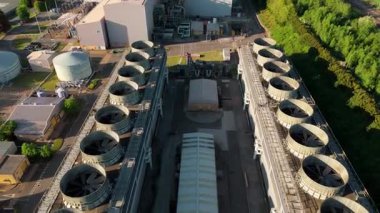 Büyük enerji santralinin hava aracı görüntüsü, elektrik üretimi, bacalar, türbinler ve tren hatları, Küçük Barford, İngiltere 'de ateşlenen kömür