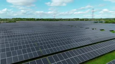 Güneş enerjisi santralinin hava aracı görüntüsü, yenilenebilir elektrik üreten fotovoltaik paneller, kırsal alanda yeşil enerji altyapısı, Avrupa Birleşik Devletleri.