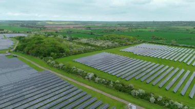 Güneş enerjisi santralinin hava aracı görüntüsü, yenilenebilir elektrik üreten fotovoltaik paneller, kırsal alanda yeşil enerji altyapısı, Avrupa Birleşik Devletleri.