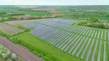 Güneş enerjisi santralinin hava aracı görüntüsü, yenilenebilir elektrik üreten fotovoltaik paneller, kırsal alanda yeşil enerji altyapısı, Avrupa Birleşik Devletleri.