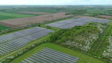 Güneş enerjisi santralinin hava aracı görüntüsü, yenilenebilir elektrik üreten fotovoltaik paneller, kırsal alanda yeşil enerji altyapısı, Avrupa Birleşik Devletleri.