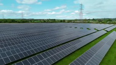 Güneş enerjisi santralinin hava aracı görüntüsü, yenilenebilir elektrik üreten fotovoltaik paneller, kırsal alanda yeşil enerji altyapısı, Avrupa Birleşik Devletleri.