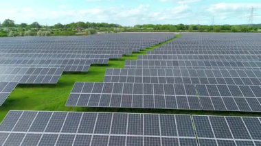 Güneş enerjisi santralinin hava aracı görüntüsü, yenilenebilir elektrik üreten fotovoltaik paneller, kırsal alanda yeşil enerji altyapısı, Avrupa Birleşik Devletleri.