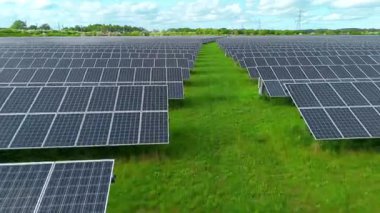 Güneş enerjisi santralinin hava aracı görüntüsü, yenilenebilir elektrik üreten fotovoltaik paneller, kırsal alanda yeşil enerji altyapısı, Avrupa Birleşik Devletleri.