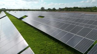 Güneş enerjisi santralinin hava aracı görüntüsü, yenilenebilir elektrik üreten fotovoltaik paneller, kırsal alanda yeşil enerji altyapısı, Avrupa Birleşik Devletleri.