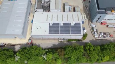 Endüstriyel binaların, iş bölgesi taşımacılığının ve lojistiğin, depoların ve fabrikaların, dağıtım merkezlerinin hava aracı görüntüsü