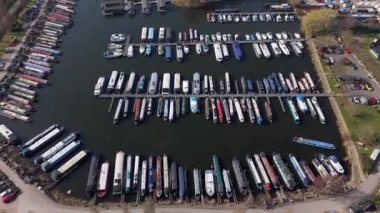 Birçok kanalın, mavnanın ve yatların havadan görüntüsü, Marina 'nın iç sularına demirlenmiş nehir yelkenciliği, seyrüsefer tatili, Birleşik Krallık Baharı