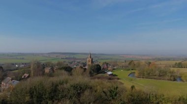 Eski kilisenin hava manzarası, İngiltere 'nin kırsal kesimindeki katedral manzarası.