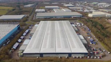 Endüstriyel binaların, iş bölgesi taşımacılığının ve lojistiğin, depoların ve fabrikaların, dağıtım merkezlerinin hava aracı görüntüsü